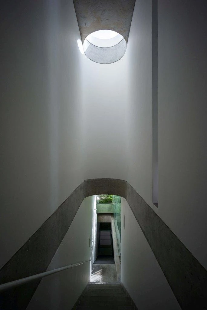 Nhiều khoảng giếng trời bằng kính để lấy sáng và thông thoáng.