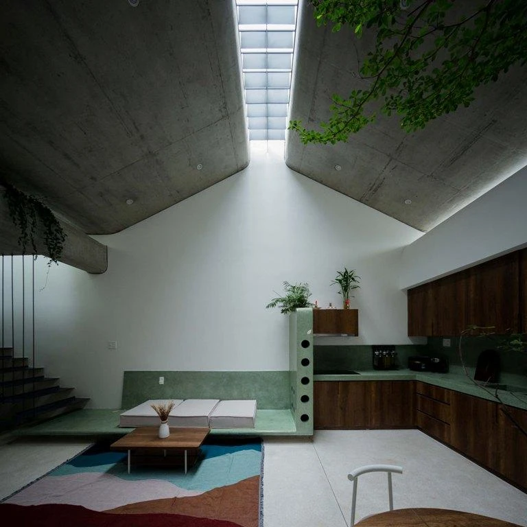 Phòng khách thiết kế gọn gàng với tông màu gỗ, trắng, đỏ, xanh tươi sáng.