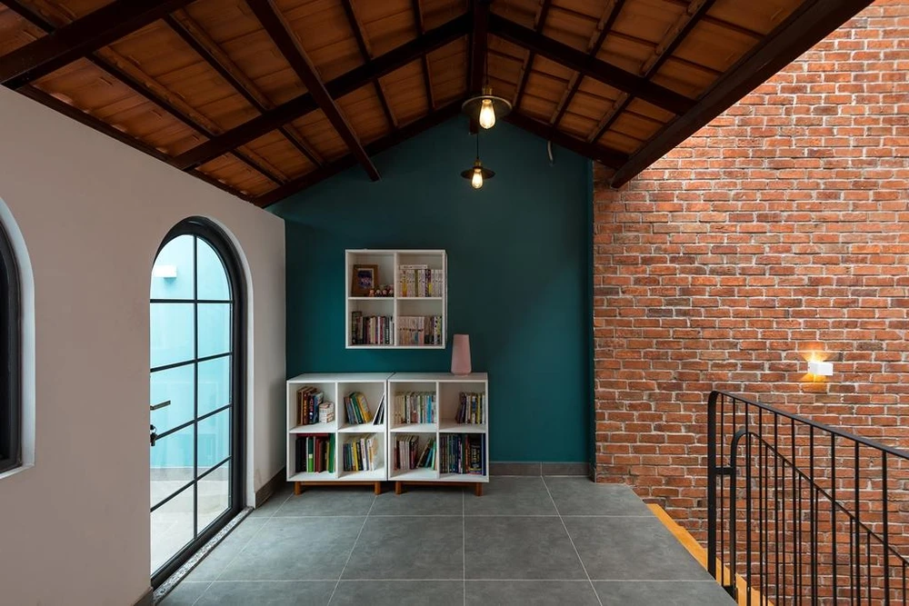 Chủ nhân ngôi nhà là gia đình trẻ gồm ba người, họ mong muốn có không gian sống tràn đầy ánh sáng và thoáng gió tự nhiên.