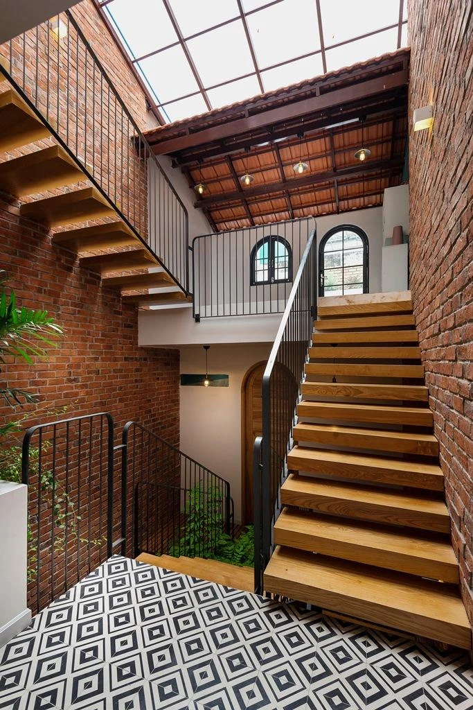 Thông tầng cuối nhà đảm bảo thông gió tự nhiên đầy đủ cho ngôi nhà.