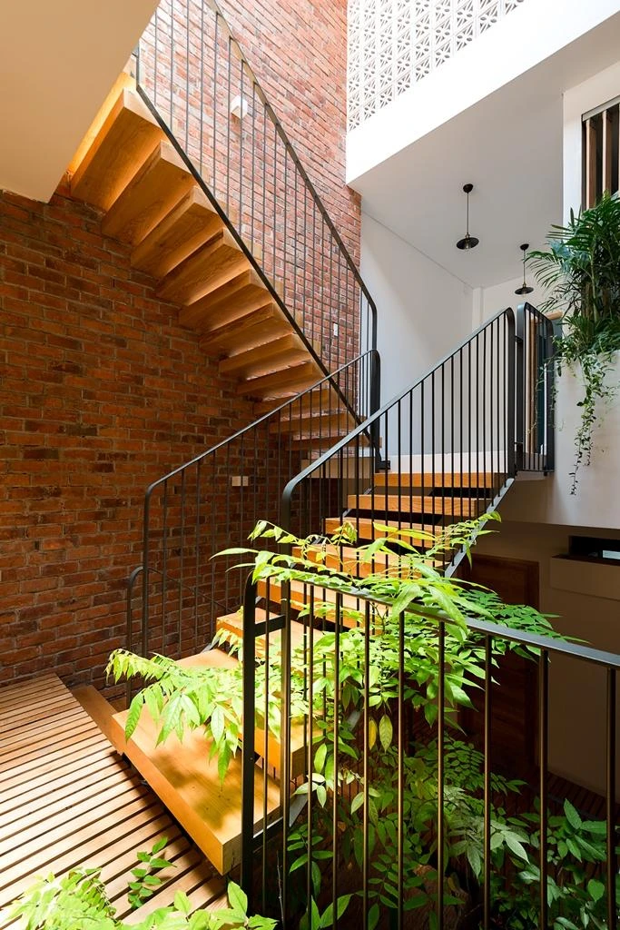 Mặt tiền hẹp chưa tới 4 m ngang, kiến trúc sư sử dụng thông tầng lớn giữa nhà, đảm bảo ánh sáng cho tất cả các phòng ở.