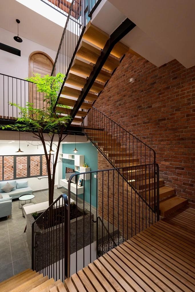 Kiến trúc sư cho biết, với nhu cầu diện tích phòng vừa đủ, gần như 1/3 diện tích xây dựng nhà được dành cho khoảng thông tầng.