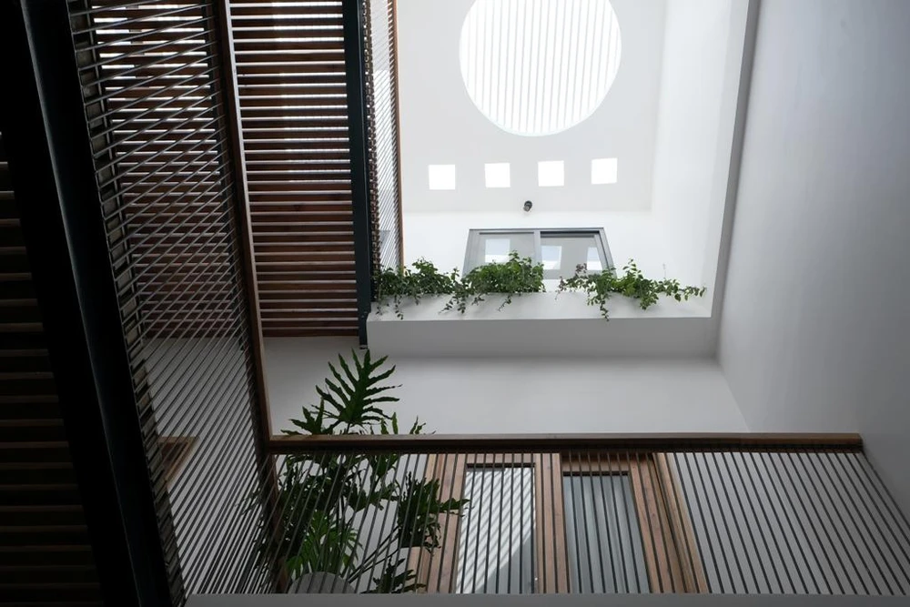 Thiết kế thông tầng lấy sáng và kết nối các gian phòng lại với nhau.