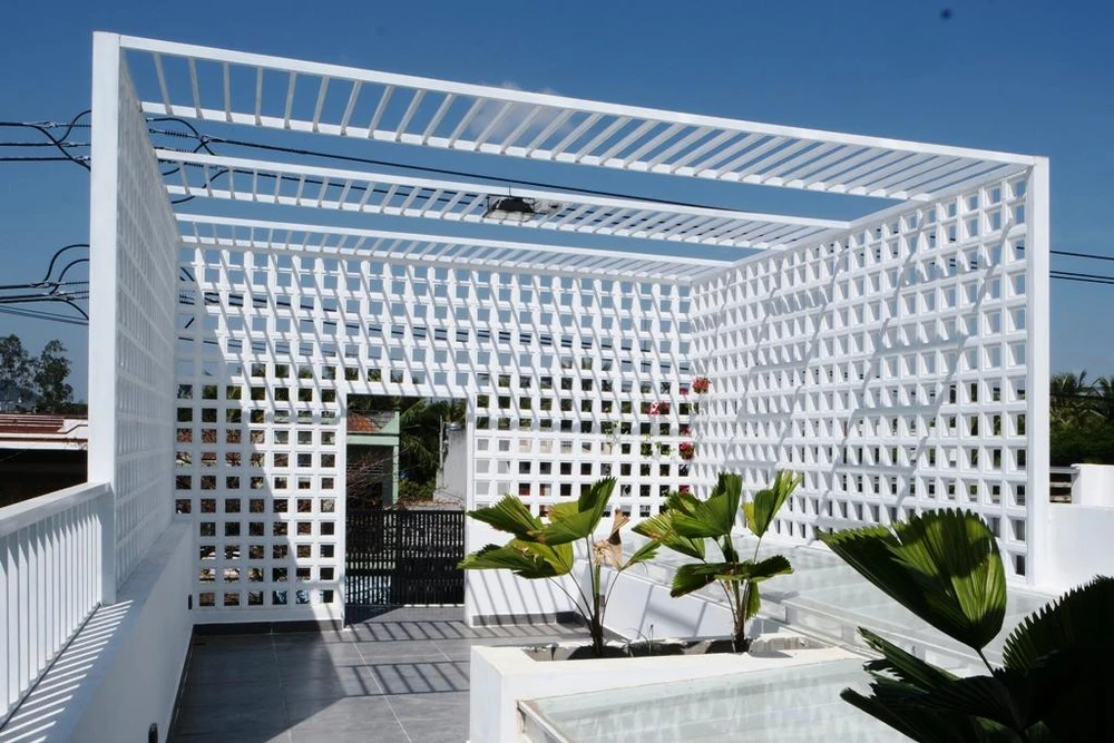 Tầng thượng là khoảng trống rộng với thiết kế ô gạch vuông thông gió.