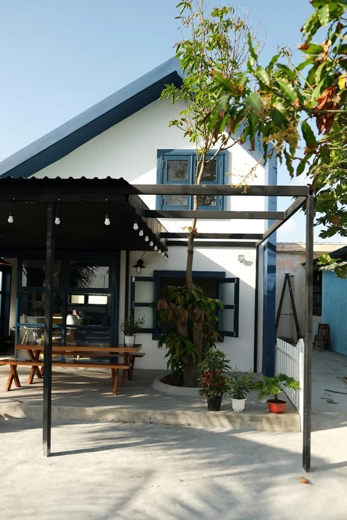 Công trình được thiết kế bởi kiến trúc sư của Chi.Arch. Với chi phí hạn hẹp, công trình tuy nhỏ nhưng đủ và đầy ắp những yêu thương.