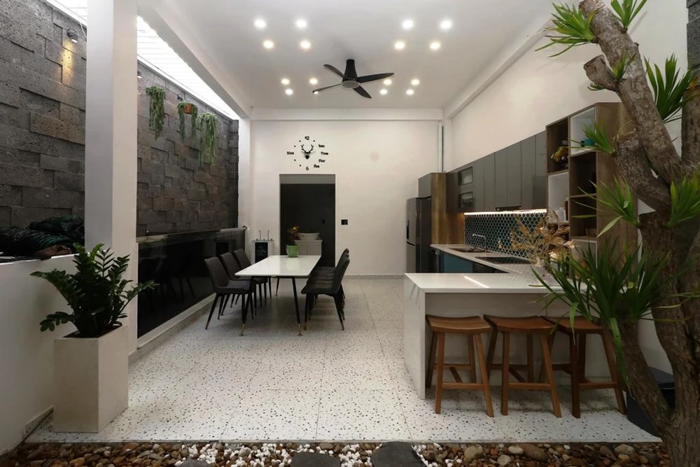 Kiến trúc sư Trương Minh Tùng (Chi.Arch) đã thiết kế ngôi nhà vừa là nơi ở, vừa là nơi tổ chức các hoạt động kinh doanh gia đình.