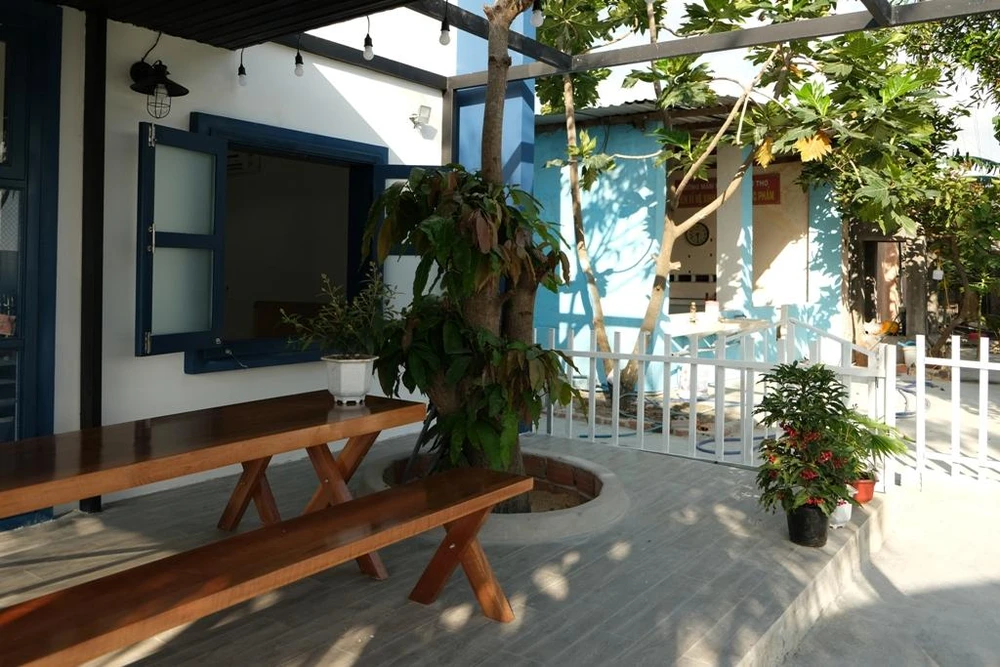 Hàng hiên rộng rãi, mát mẻ nhờ cây xanh.