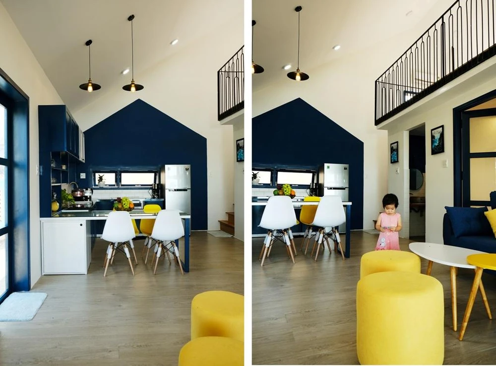 Nội thất căn nhà được thiết kế theo phong cách color - block (kết hợp từ hai đến nhiều khối màu), màu nền trắng, khung cửa và các vật dụng theo tone màu xanh dương chủ đạo, nhấn điểm một số vật dụng màu vàng.