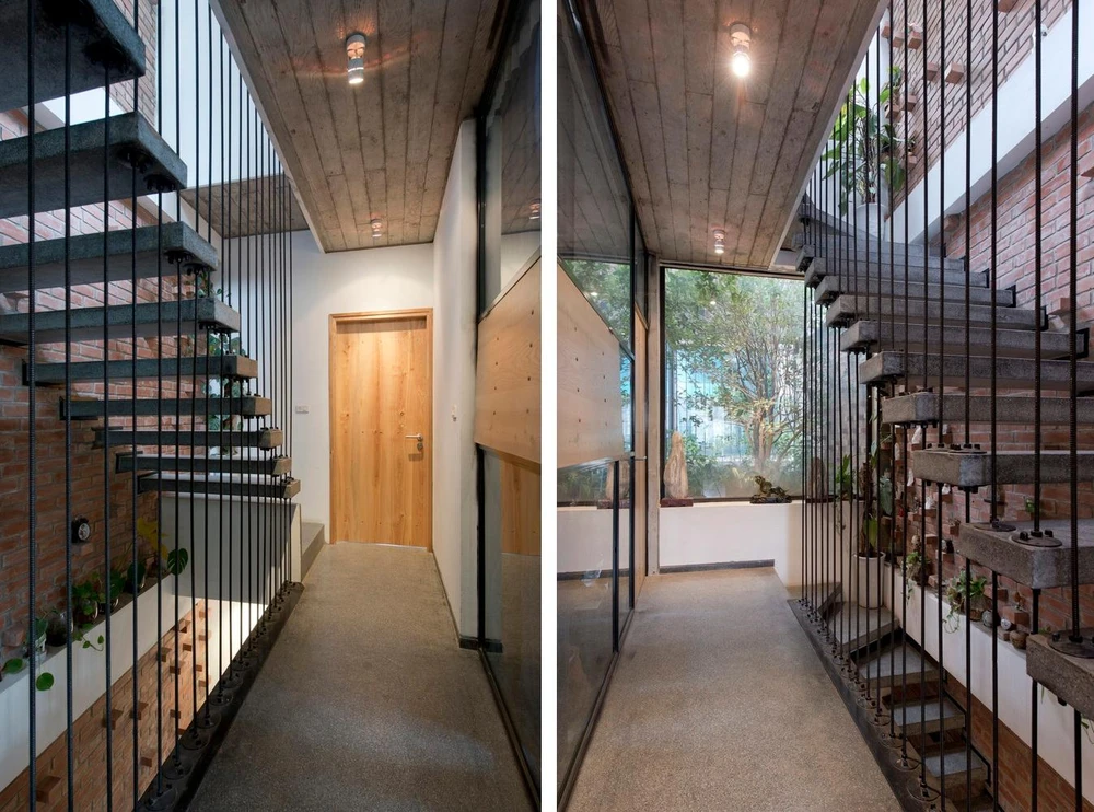 Cầu thang như giếng trời lấy sáng cho toàn ngôi nhà.