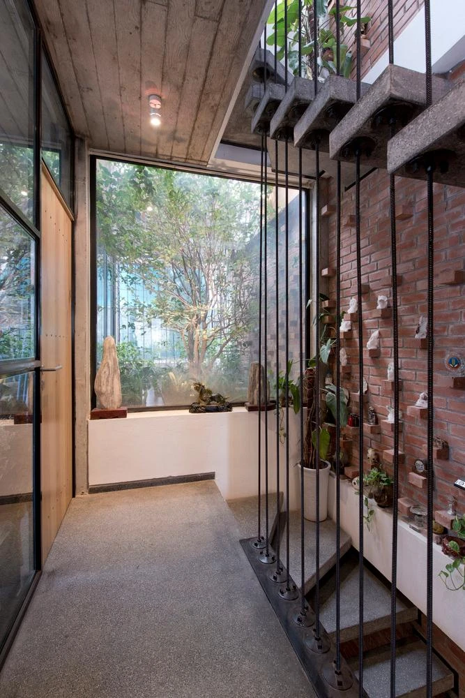 Trên tầng hai và tầng ba là phòng ngủ, phòng làm việc và tầng trên cùng là cả một khu vườn đầy cây xanh và một phòng thờ.