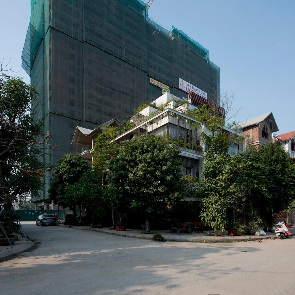 Ngôi nhà có diện tích 75 m² và nằm ở một vị trí lợi thế, đó là ngã 3 đường ở TP Hà Nội.