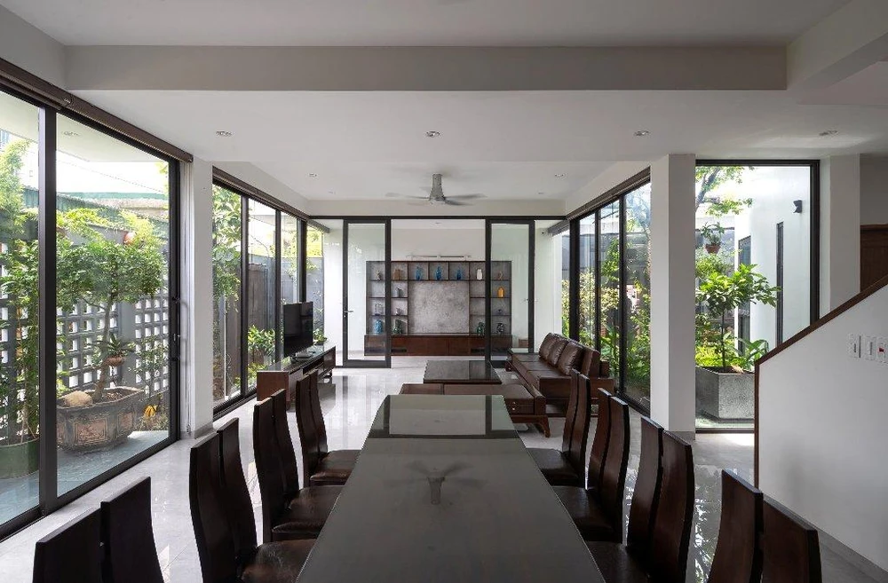 Vách kính đem lại ánh sáng cho không gian phòng khách, bếp và bàn ăn.