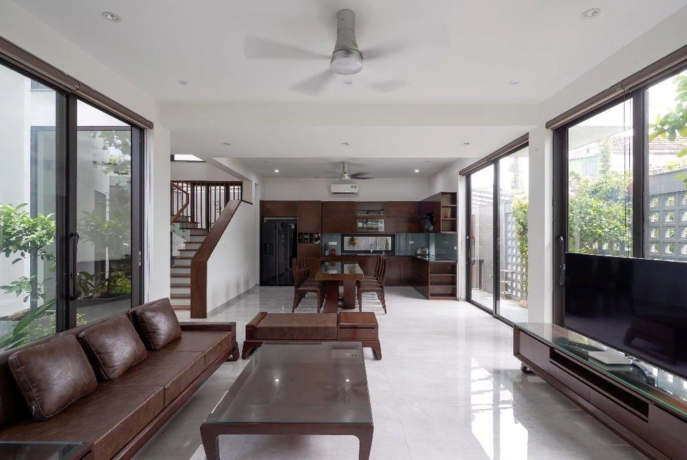 Nội thất trong nhà sử dụng với gam màu gỗ trầm.