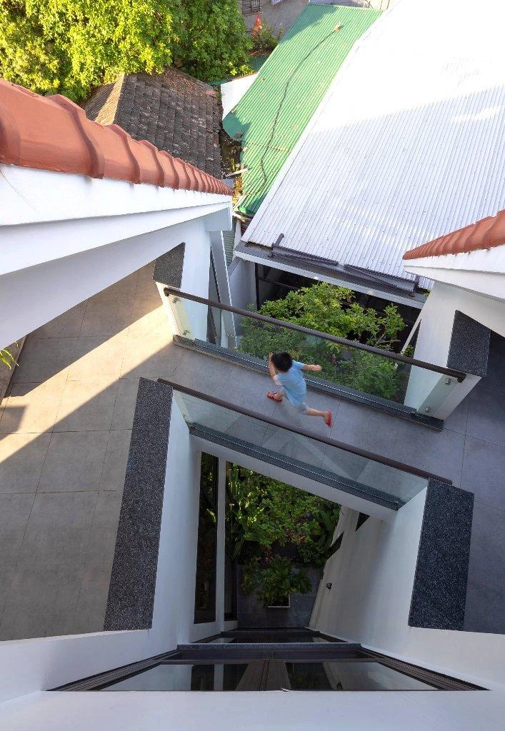 Cầu thang kết nối hai khối của kiến trúc nhà hình chữ A lại với nhau.