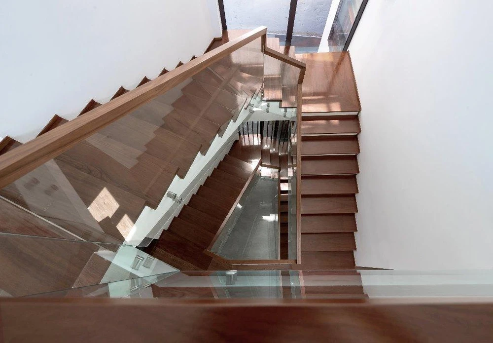 Cầu thang đặt tại vị trí lấy sáng và lấy gió của công trình là giếng trời.