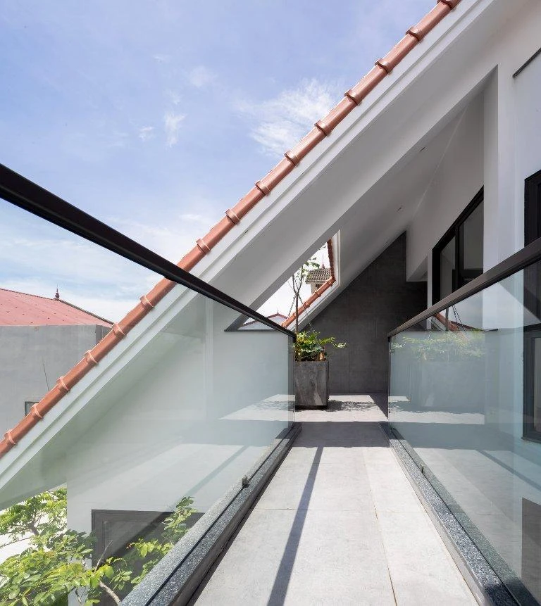 Khu vườn được đan xen chuyển tiếp dần lên hệ mái sân thượng.