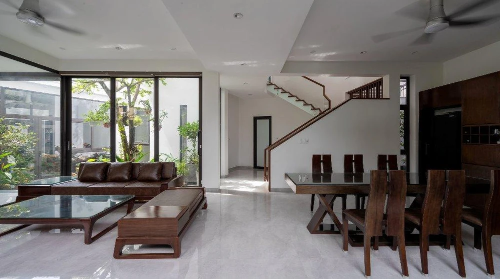 Với khu đất, kiến trúc chia các không gian thành hai phần: động và tĩnh.