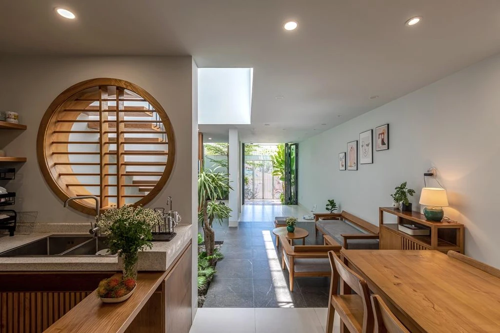 Bếp và bàn ăn có tông màu gỗ hiện đại.