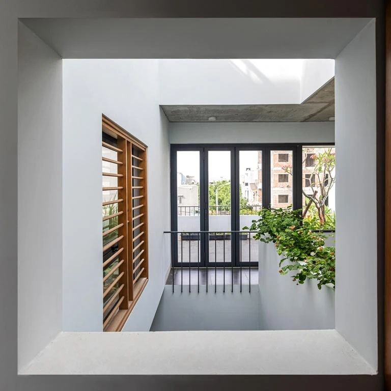 Tầng ba là không gian thờ, ô giếng trời và khoảng thông tầng nhìn xuống sân chung, sân thượng trước, sau...