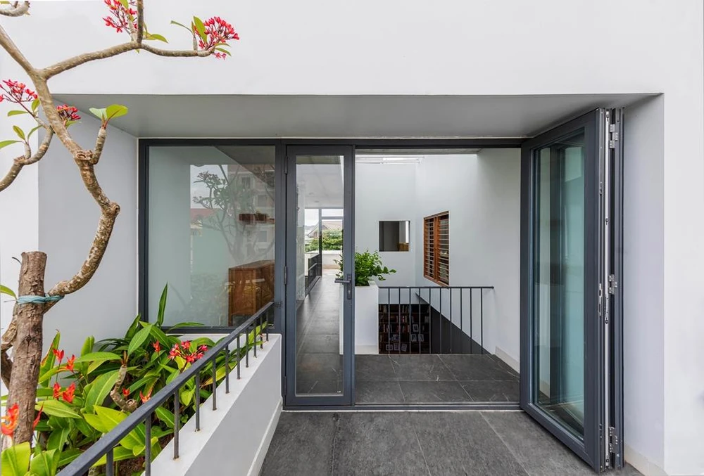 Các ban công như ruộng bậc thang nhằm khai thác ưu điểm của khu đất hướng Đông Bắc. Nơi đây, gia chủ sẽ có các buổi chiều tối ngồi ngắm sao, hóng gió tiếp xúc trực tiếp với thiên nhiên.