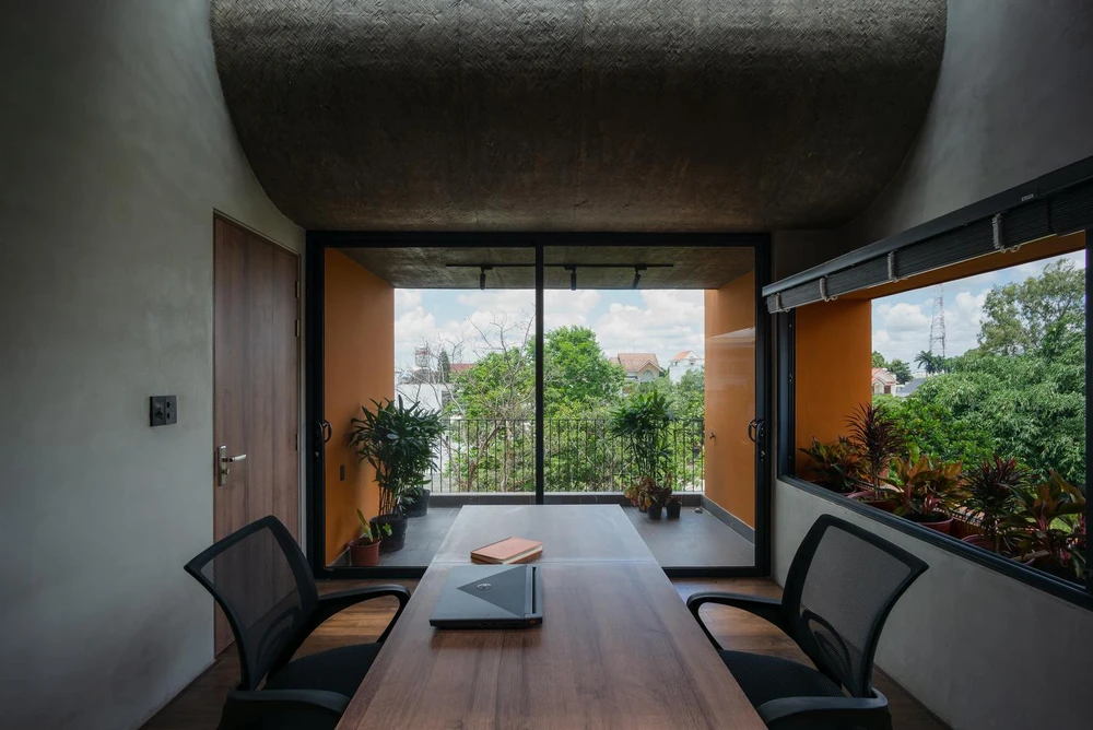 Không gian làm việc, hội họp của gia chủ.