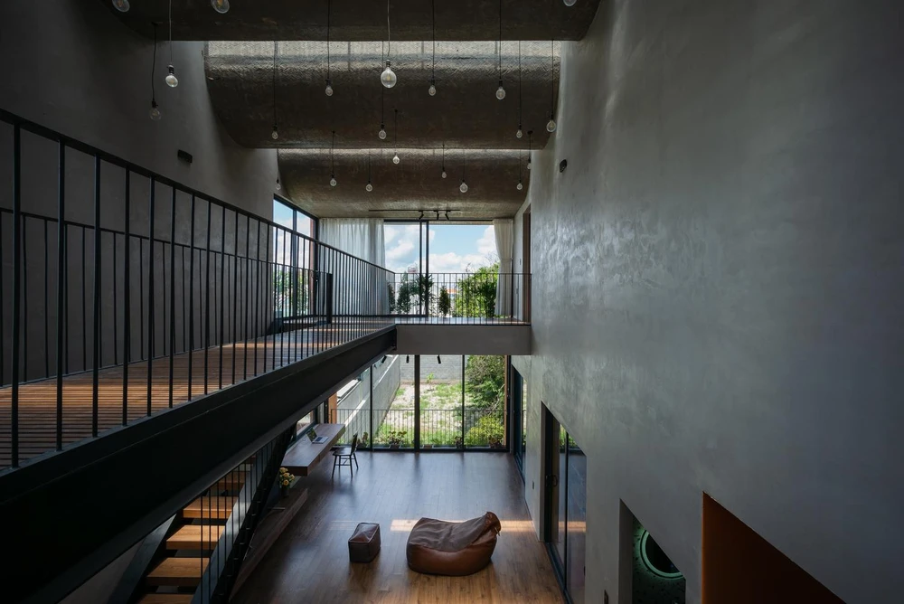 Cách thiết kế thông tầng của kiến trúc sư khiến không gian sống trở nên sáng thoáng và không bị hạn chế khi quan sát.