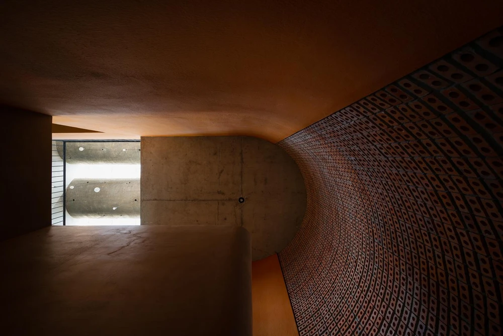 Phần mái cong bằng bê tông khiến bên trong như một sự tương phản nhưng thú vị.