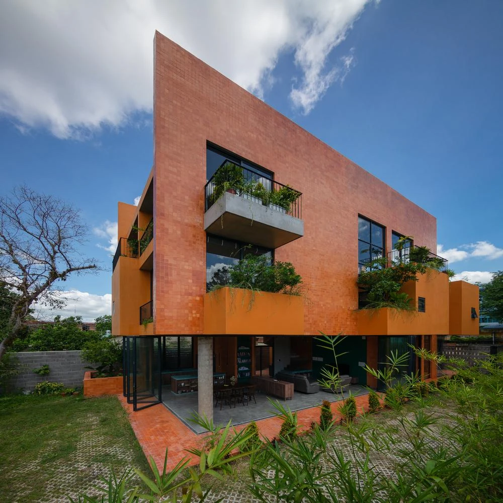 Công trình được xây dựng trên một khu đất rộng 650 m² cách xa trung tâm TP.HCM.