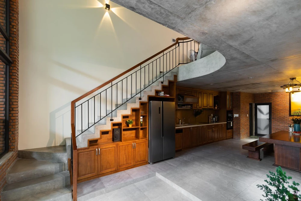 Đối với công trình, chủ nhà có nhu cầu sử dụng lớn nên kiến trúc sư đã mở rộng không gian sử dụng theo chiều dọc nhà.