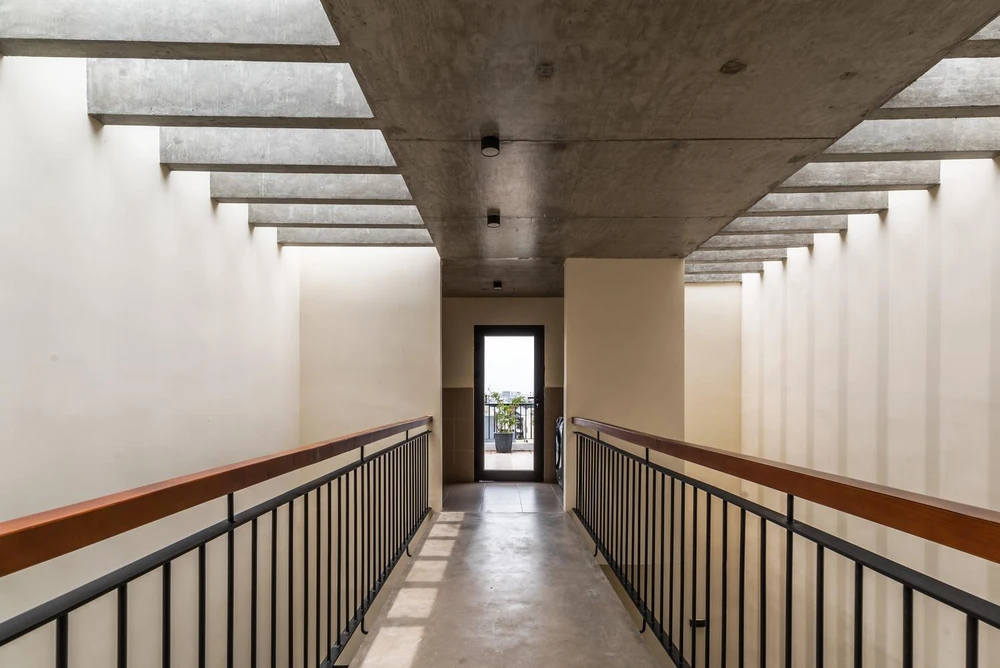 Ngôi nhà là không gian sống của một gia đình sáu thành viên, do kiến trúc sư Hinzstudio thiết kế.