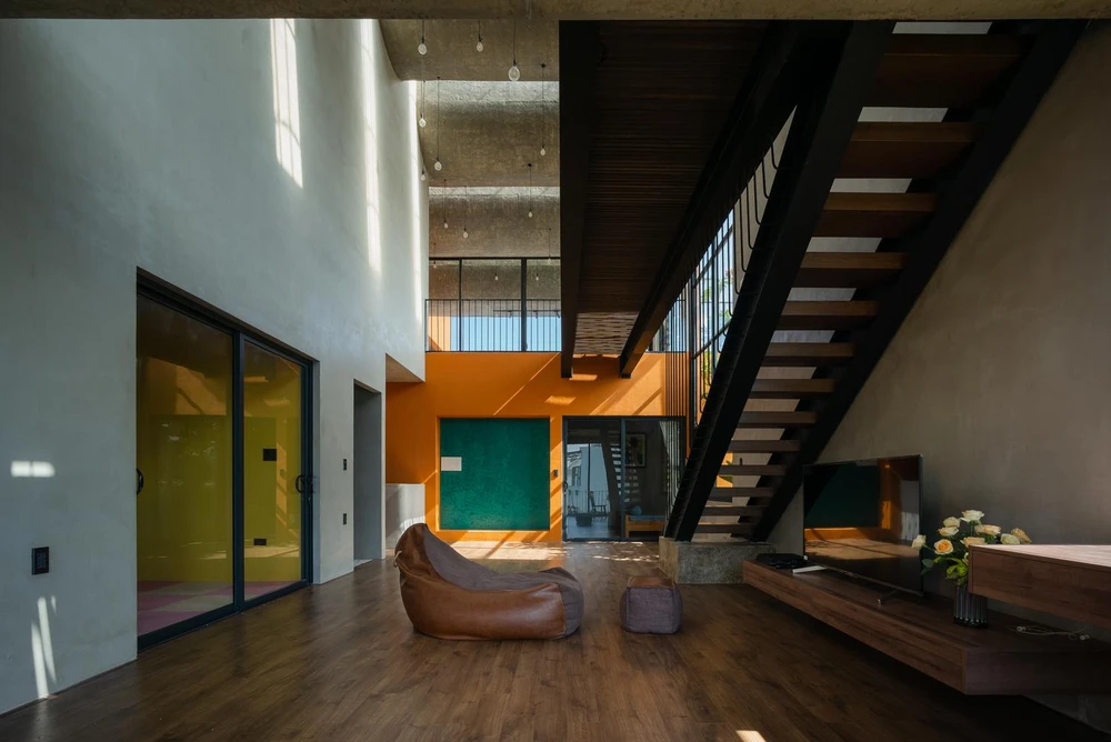 Không gian phòng khách là khoảng thông tầng.