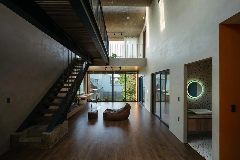 Phần hông nhà cũng dùng nhiều cửa kính để tăng tối đa kết nối với tự nhiên.