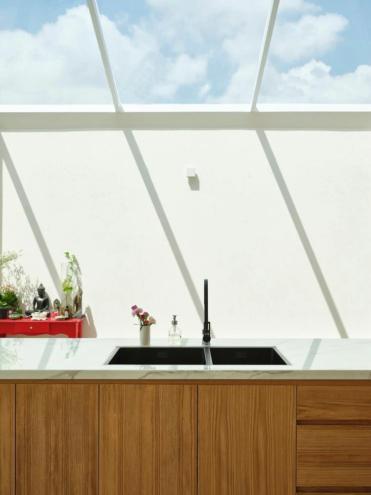 Không gian này luôn thông thoáng, khi nấu nướng chủ nhà có thể ngước lên bầu trời xanh mát.