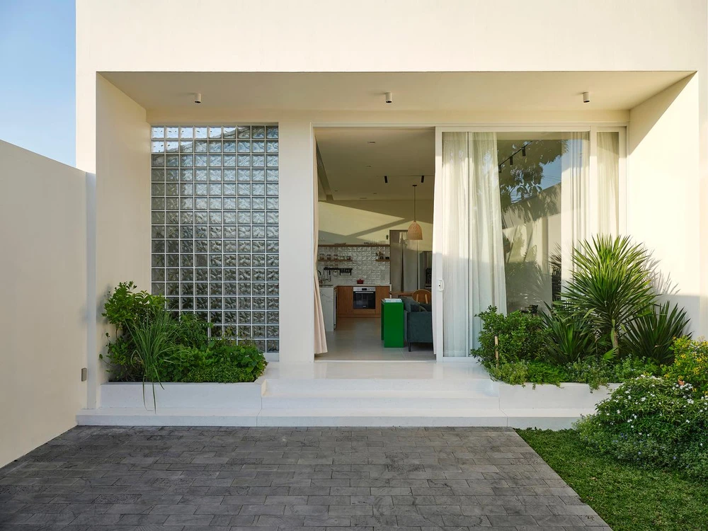 Kiến trúc sư MM++ architects đã mở rộng không gian và loại bỏ bức tường không cần thiết, thiết kế một không gian mở bên trong nhà.