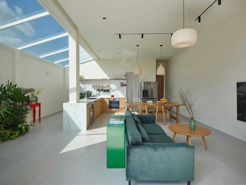 Không gian bếp mở, khu vườn bên trong có tầm nhìn bao quát ra bầu trời xanh từ tầng thượng bằng kính được đặt dọc theo hành lang.