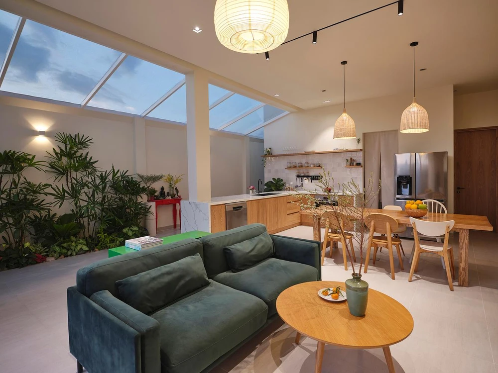 Khu vực sinh hoạt mở của nó có tầm nhìn toàn cảnh ra khu vườn xanh tươi ở sân trước.