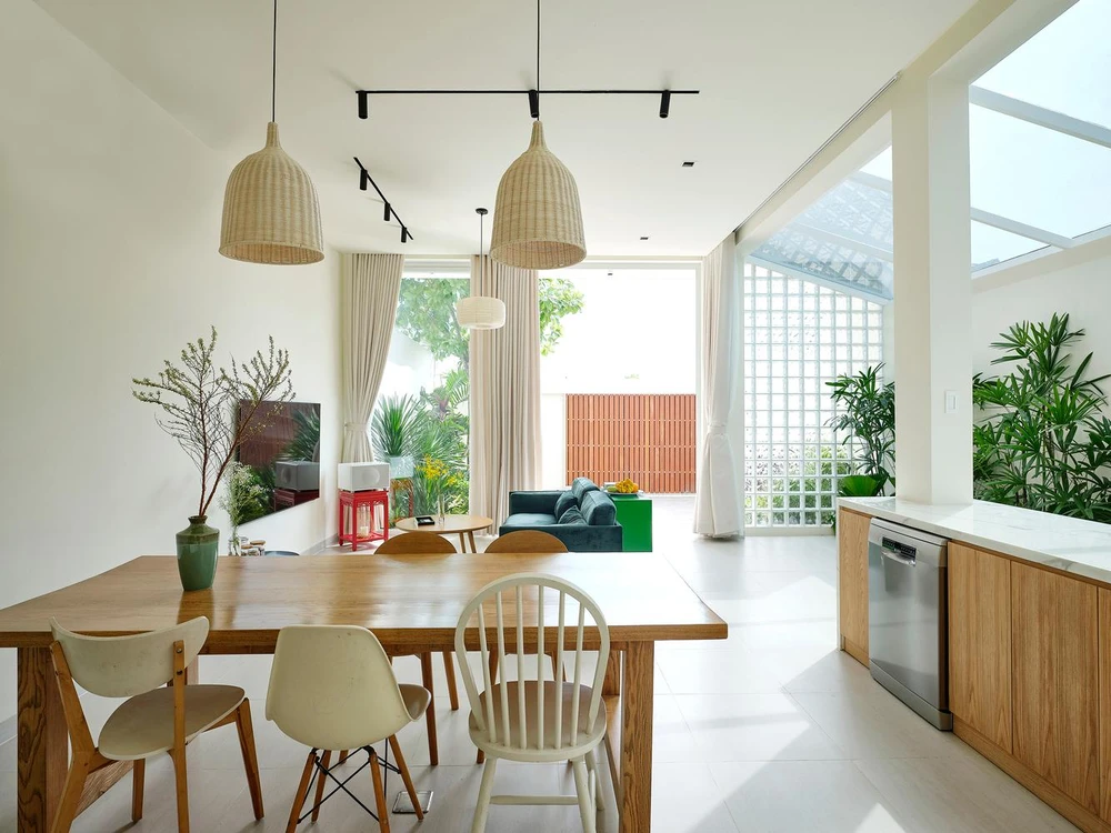 Ở không gian bếp, chủ nhà có thể chuẩn bị món ăn yêu thích và tận hưởng vẻ đẹp của ánh sáng và cây xanh từ bình minh đến hoàng hôn qua cửa kính suốt từ trần đến sàn.