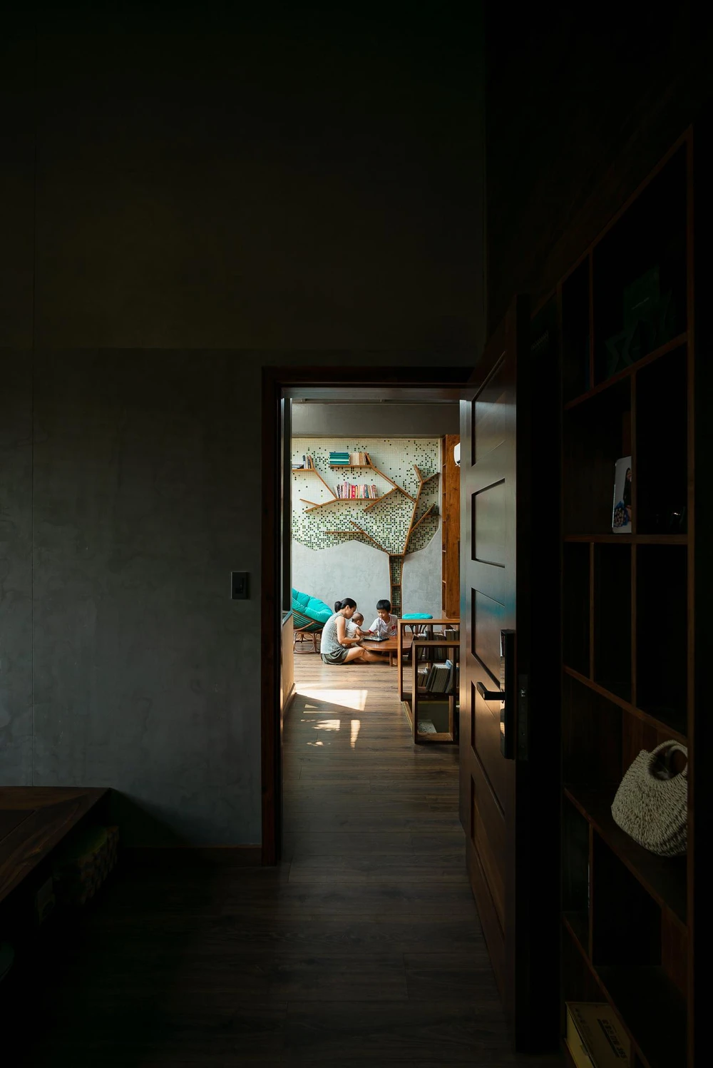 Ba phòng ngủ nằm trên cùng một tầng và xung quanh khu vực sinh hoạt chung.