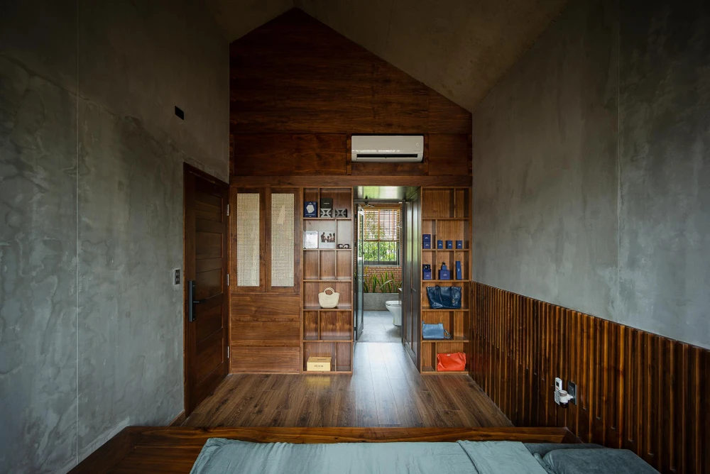 Cách thiết kế phòng ngủ của kiến trúc sư đơn giản nhưng đầy đủ công năng sử dụng, vật liệu chính là gỗ.