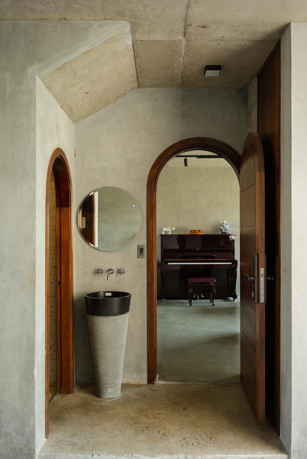 Bồn rửa mặt độc đáo bố trí bên ngoài, lối vào khu vệ sinh.