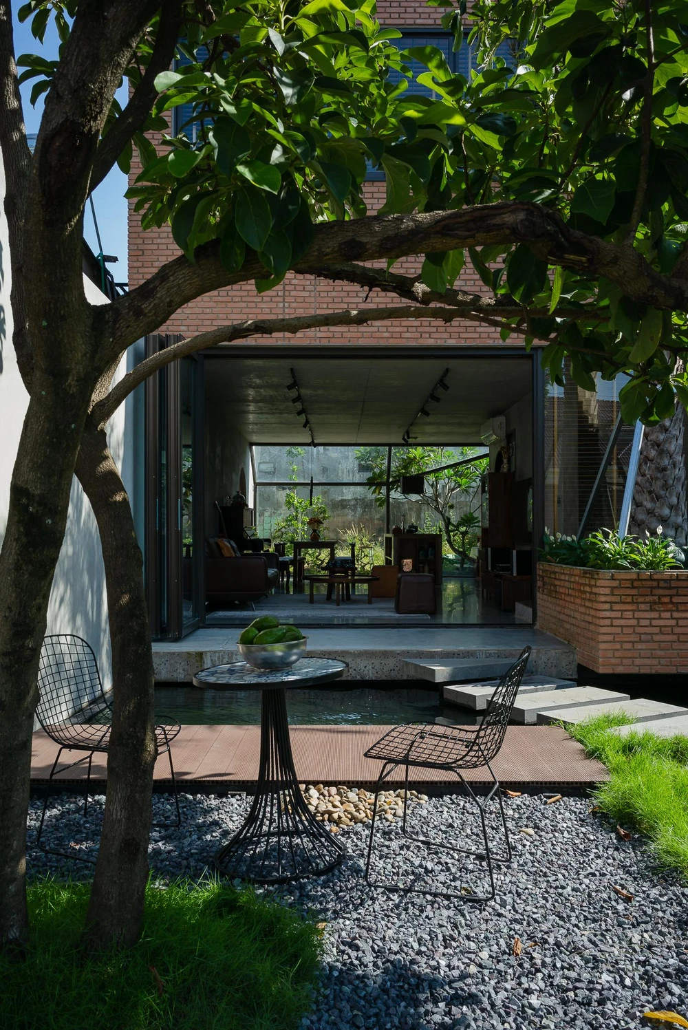 Gia chủ muốn có một không gian nhỏ ấm áp cho gia đình năm thành viên.