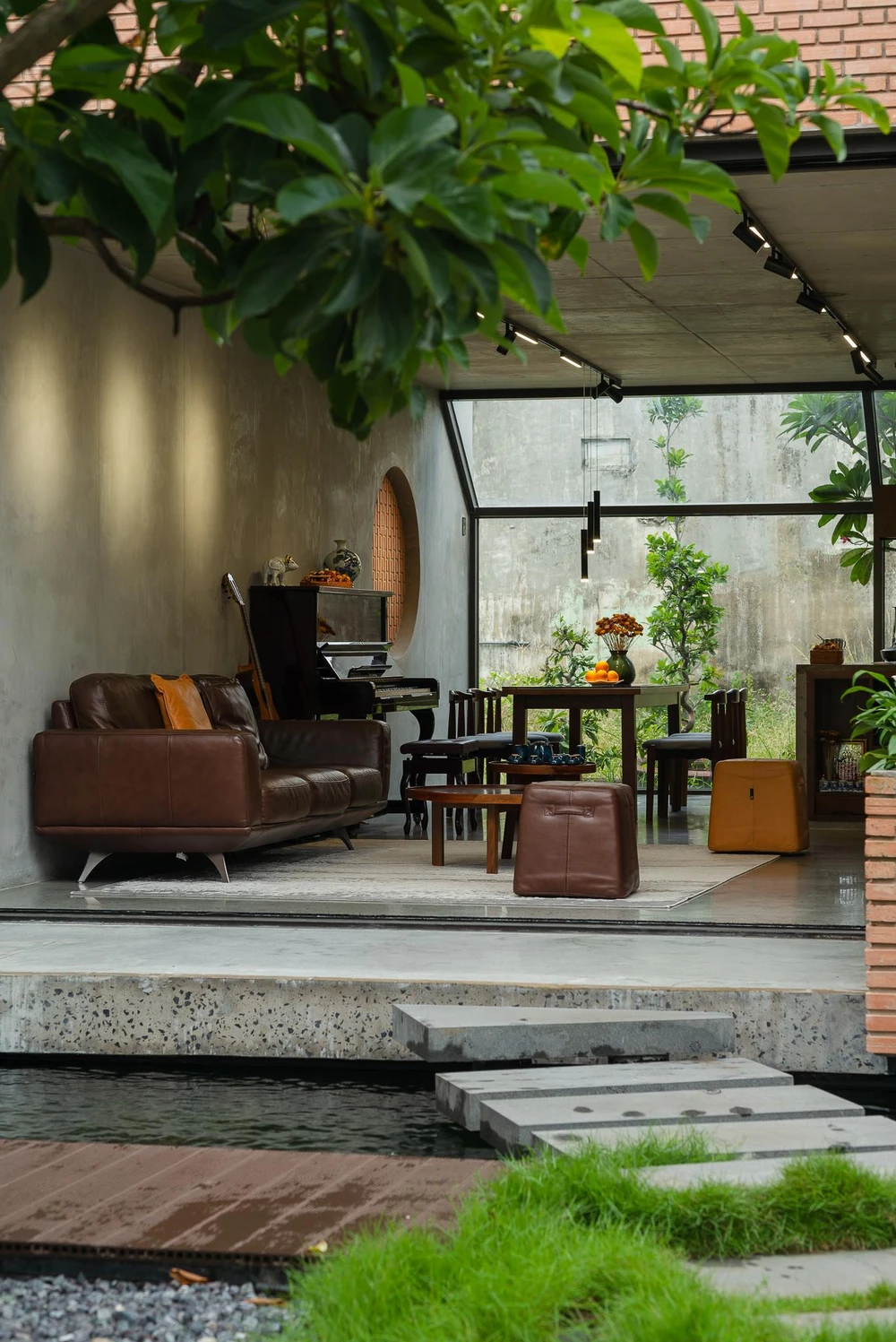 Lối đi bước vào nhà kiến trúc sư thiết kế một bể cá, muốn đến phòng khách phải đi qua lối đi như cây cầu bắc ngang qua dòng sông.