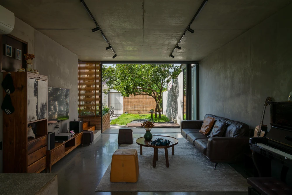 Phòng khách thoáng mát nhờ tầm nhìn ra khoảng sân nhỏ