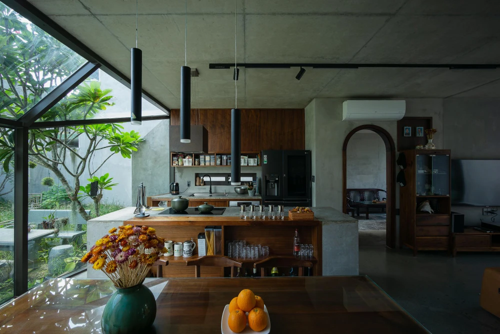 Phòng khách, bếp và bàn ăn đều hướng ra ngoài thiên nhiên của khoảng sân trước và sau.