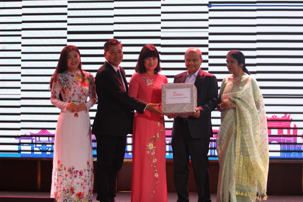 Sở Du lịch TP.HCM tặng quà lưu niệm cho Công ty Volvo - Eicher.