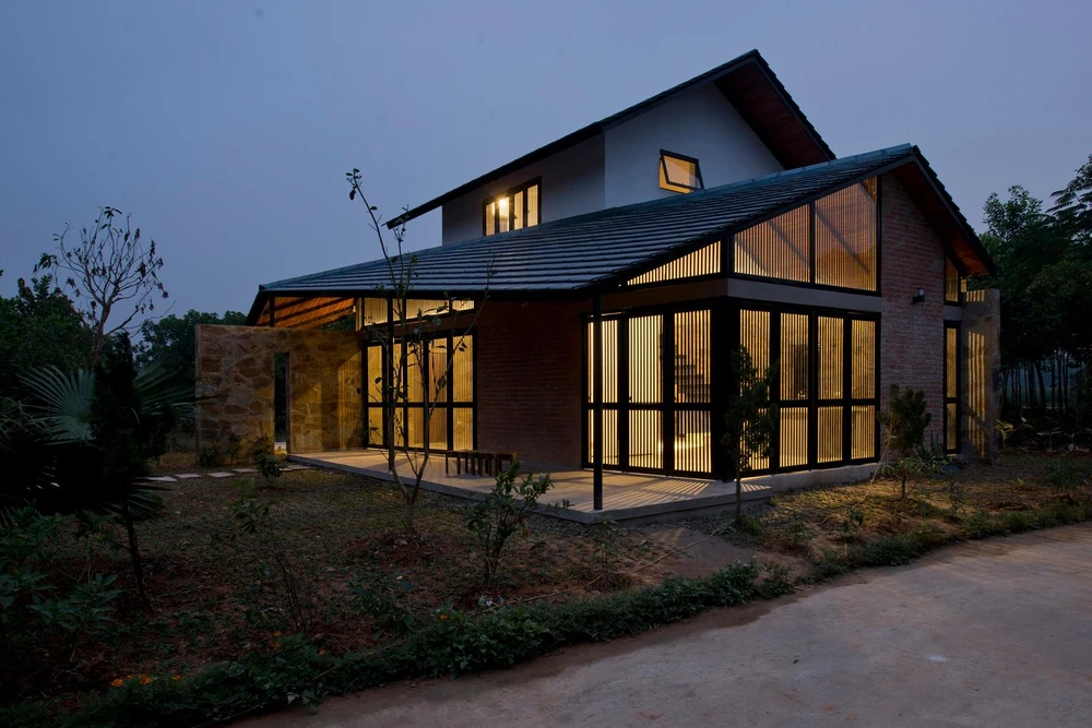 Phần mái phía dưới mở rộng giúp giảm nhiệt độ trong nhà và chênh lệch nhiệt độ khi thời tiết nắng nóng.