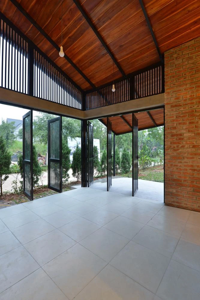 Hệ thống cửa xoay vừa tạo giá trị thẩm mỹ vừa tạo sự linh hoạt khi chủ nhà muốn kết nối với thiên nhiên.