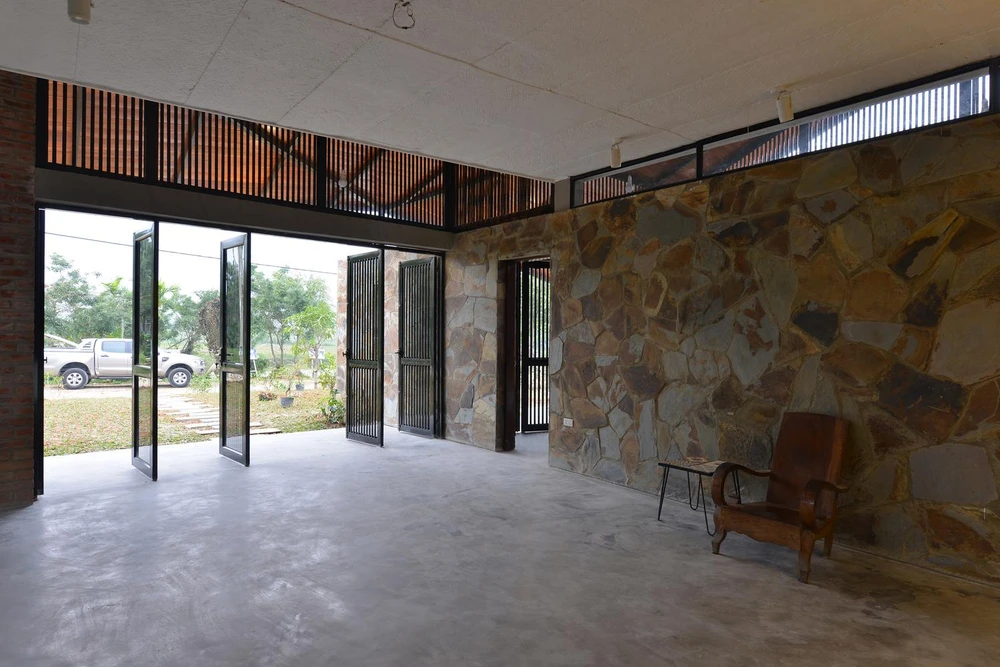 Kiến trúc sư sử dụng vật liệu địa phương như sàn bê tông, gạch thô... tạo cảm giác gần gũi, thân thuộc.