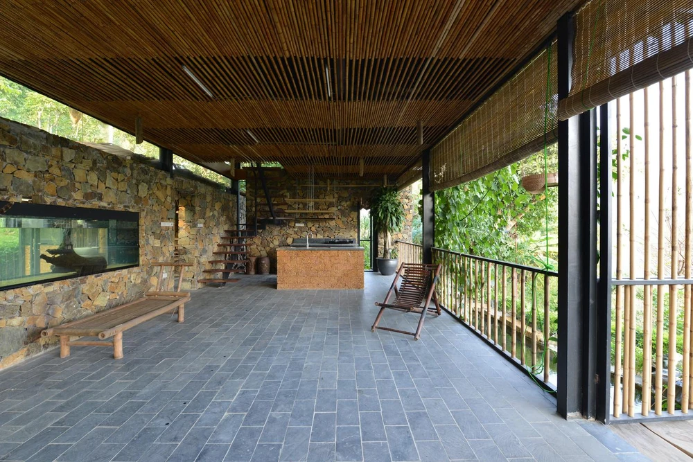 Không gian sinh hoạt thoáng mát và tránh được sự ẩm ướt do đất thẩm thấu lên khi được nâng lên.