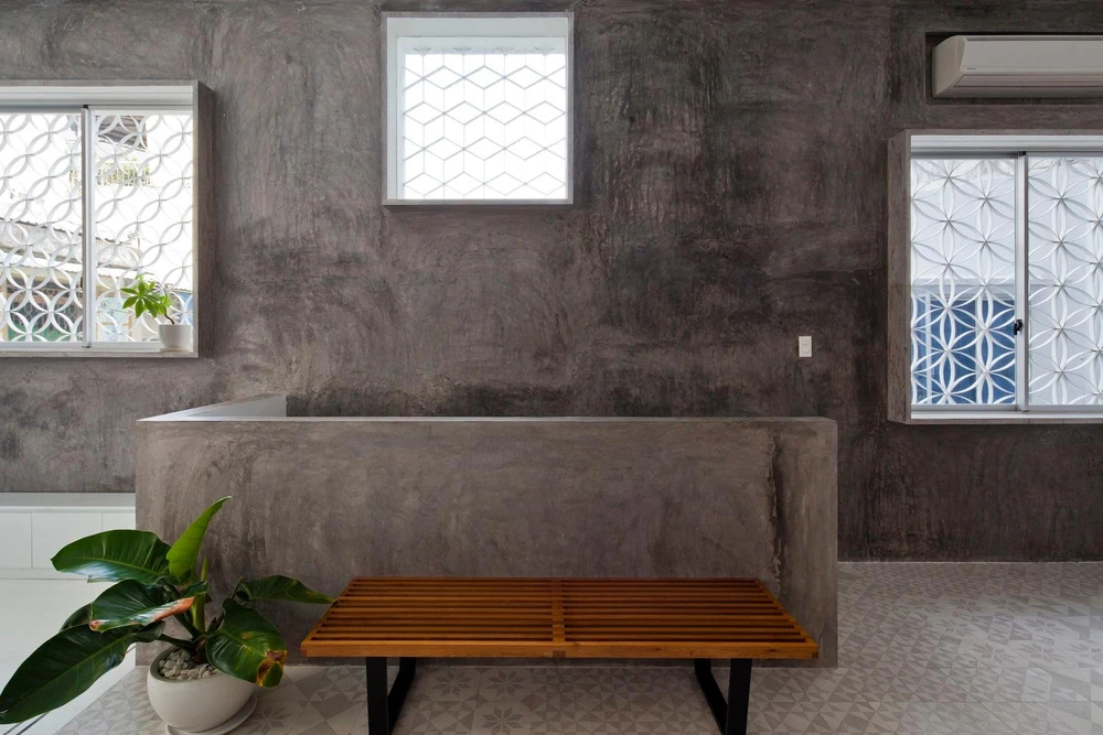 KTS cũng sử dụng các vật liệu truyền thống, trong đó bức tường bên ngoài được hoàn thiện bằng gạch terrazzo còn tường bên trong được trát xi măng.